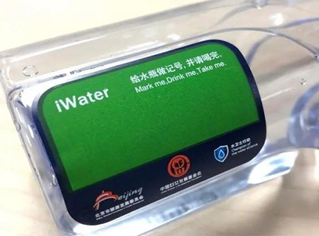 兩會(huì)的礦泉水瓶引網(wǎng)友狂點(diǎn)贊  紅星帶你看究竟